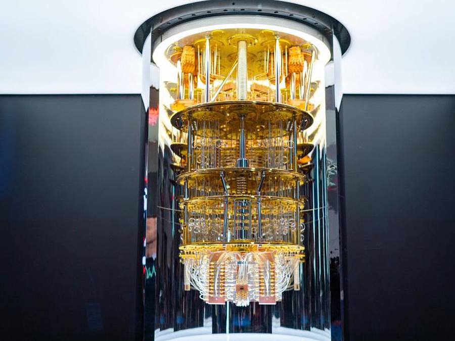 Ein IBM-Quantencomputer der Serie „Q System One“. Die Fraunhofer Gesellschaft und der Computerkonzern IBM haben eine Vereinbarung unterschrieben, um die Forschung zu Quantencomputern in Deutschland voranzutreiben. Foto: IBM/dpa