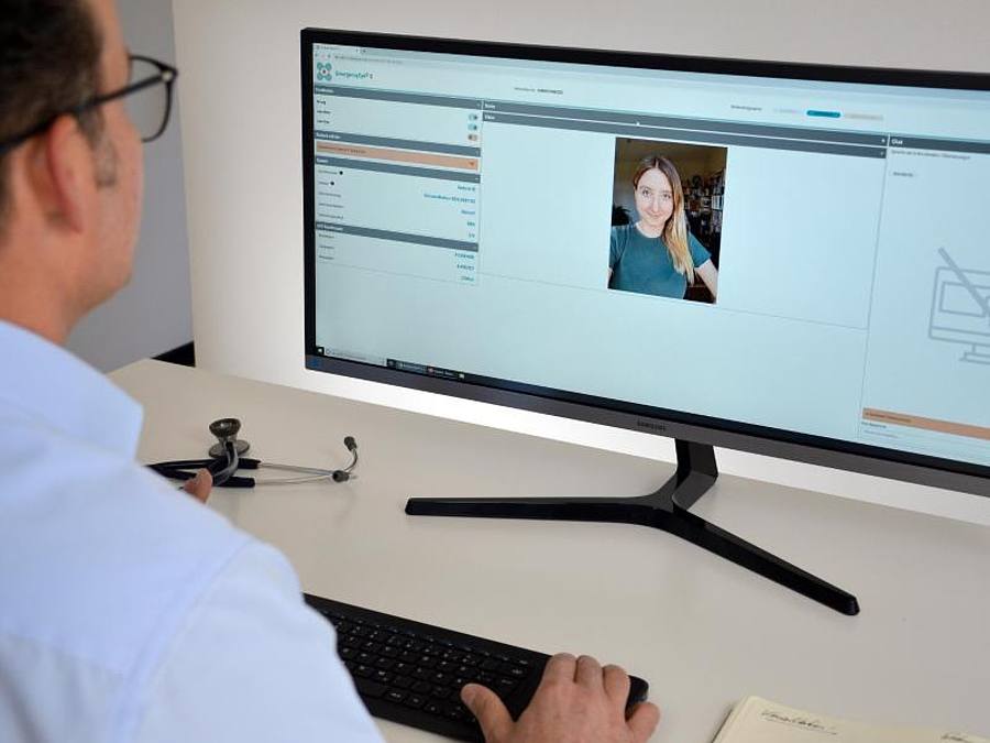 Ein Arzt (l.) im Gespräch mit einer Patientin im Live-Video-Chat über das System «EmergencyEye». Foto: -/Vodafone/dpa