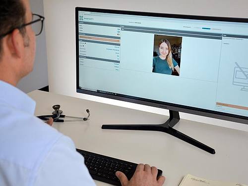Ein Arzt (l.) im Gespräch mit einer Patientin im Live-Video-Chat über das System «EmergencyEye». Foto: -/Vodafone/dpa