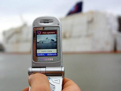 2004: Ein Samsung-Klapphandy mit Kamera. Foto: Ingo Wagner/dpa