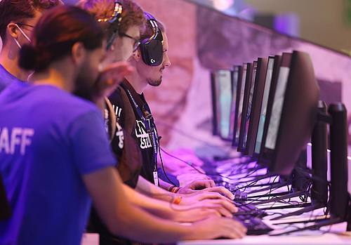 Messebesucher testen ein Computerspiel