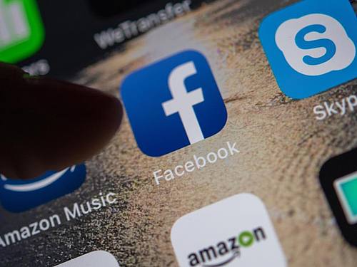 Das Logo der Facebook-App ist auf einem Smartphone zu sehen. Foto: Monika Skolimowska/dpa-Zentralbild/dpa/Archivbild