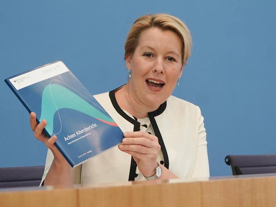 Franziska Giffey (SPD), Bundesministerin für Familie, Senioren, Frauen und Jugend, stellt den Bericht „Ältere Menschen und Digitalisierung“ der Altersberichtskommission vor. Foto: Jörg Carstensen/dpa