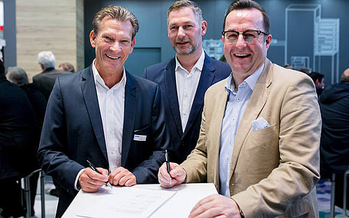 Auf der LogiMAT: Rainer Busch von Kardex Mlog mit Ralf Schröder und Peter Daniel von Nutrilo (v.l.n.r.)