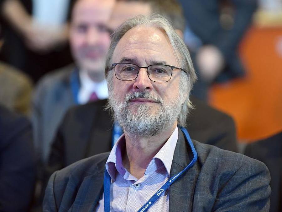 Karlheinz Brandenburg, Leiter der Fraunhofer Arbeitsgruppe für Elektronische Medientechnologie (AEMT) Ilmenau, sitzt im Klanglabor des AEMT-Instituts. Foto: Heinz Hirndorf/dpa-Zentralbild/dpa