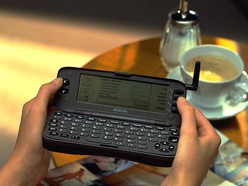 Vor 25 Jahren kam mit dem Nokia Communicator 9000 das erste Smartphone auf den Markt. Foto: Nokia/dpa