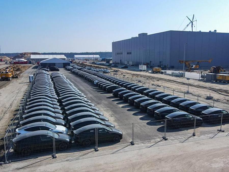 Elektrofahrzeuge vom Typ Tesla Model Y stehen aufgereiht vor der Tesla Gigafactory in Grünheide. Foto: Patrick Pleul/dpa-Zentralbild/dpa