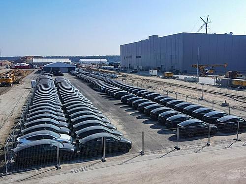 Elektrofahrzeuge vom Typ Tesla Model Y stehen aufgereiht vor der Tesla Gigafactory in Grünheide. Foto: Patrick Pleul/dpa-Zentralbild/dpa