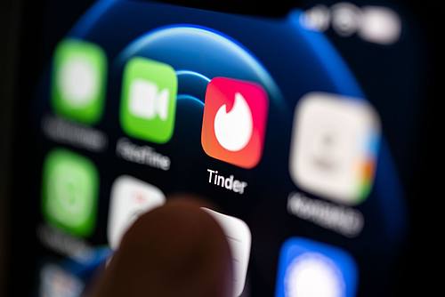 Von wegen Fleischtheke - zum zehnten Jubiläum von Tinder räumt ein Wissenschaftler mit Klischees über die populäre Dating-App auf.