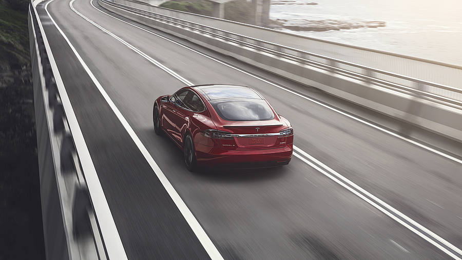 Tesla S auf der Straße