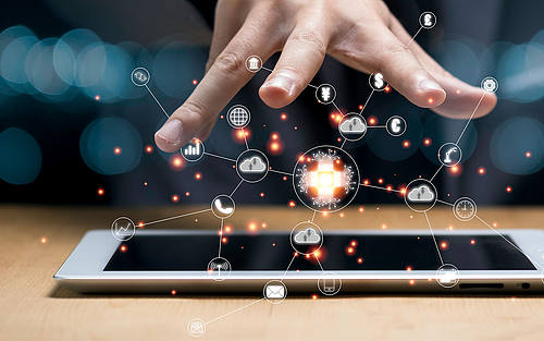 Hand über Smartphone