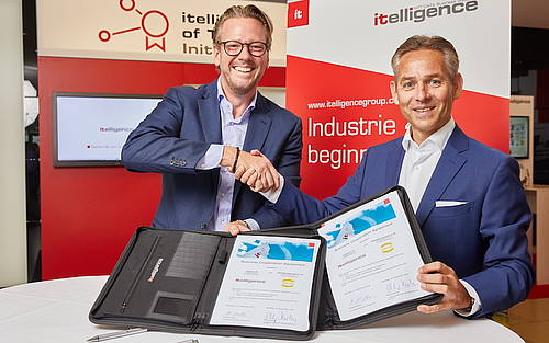 Philip Harting (links), Vorstandsvorsitzender der Technologiegruppe Harting, und Norbert Rotter, Vorstandsvorsitzender der Itelligence AG.