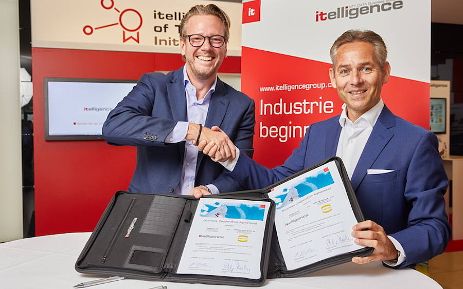 Philip Harting (links), Vorstandsvorsitzender der Technologiegruppe Harting, und Norbert Rotter, Vorstandsvorsitzender der Itelligence AG.