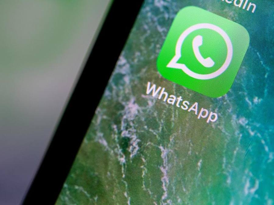 Nach Angaben von Nutzern waren weder ein Foto- noch ein Sprachnachrichtenversand mit WhatsApp möglich. Foto: Fabian Sommer/dpa/Archiv