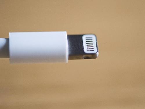 Das Ladekabel eines iPhones. Foto: Silas Stein/dpa