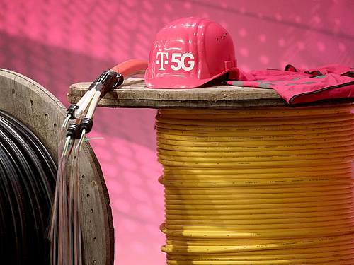Der Mobilfunk-Ausbau mit 5G-Antennen ist vor allem für die Industrie wichtig. Foto: Oliver Berg/dpa