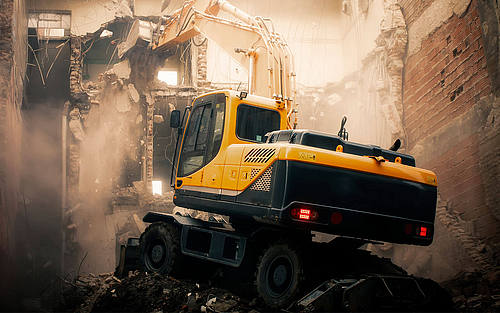 Ein Bagger, der ein Haus einreißt.