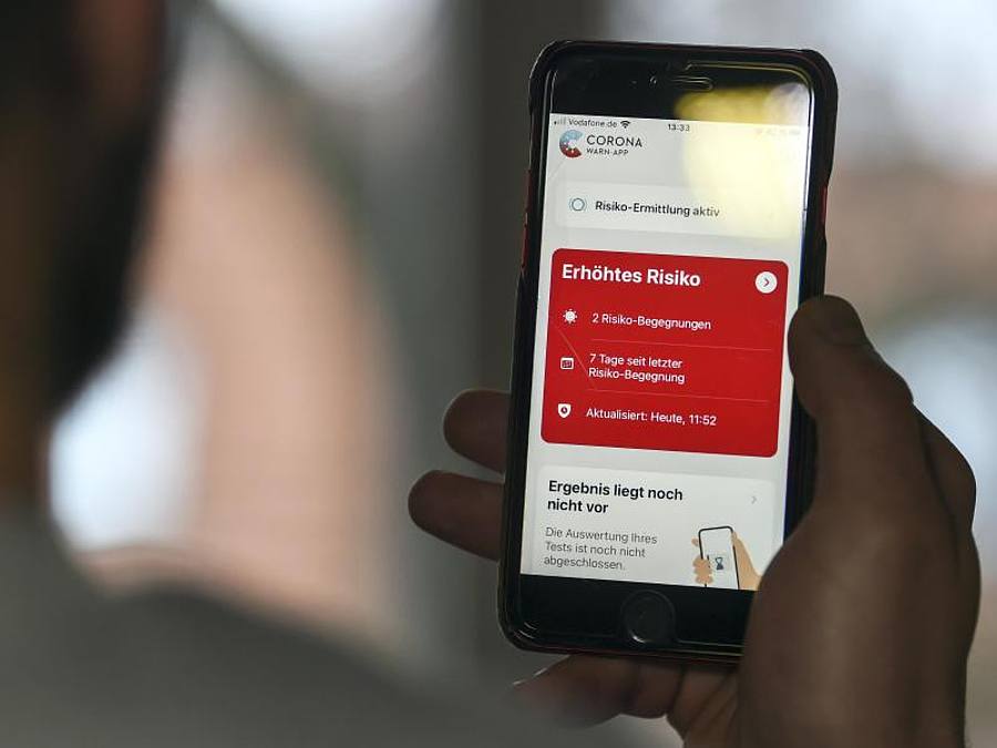 Auf einem Handy zeigt die «Corona Warn-App» ein erhöhtes Risiko an, wenn ein längerer Kontakt mit einer infizierten Person registriert wurde. Foto: Kira Hofmann/dpa-Zentralbild/dpa