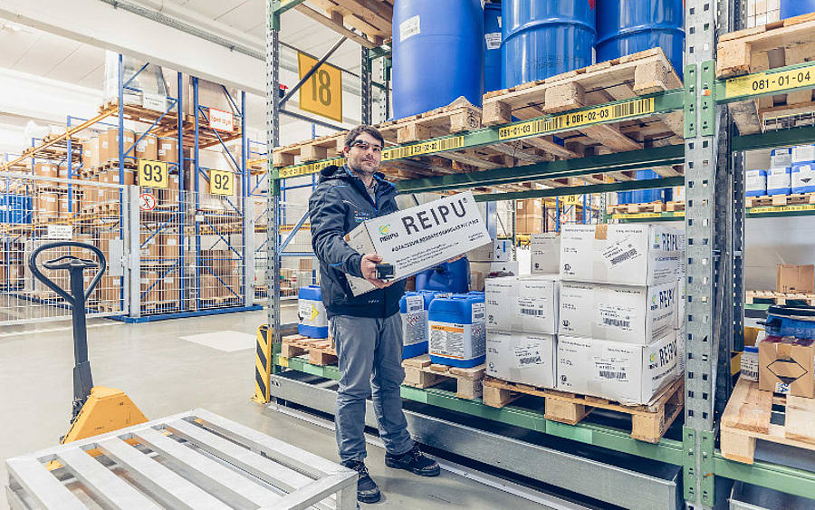 Lagerist mit Datenbrille