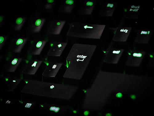 Fast 80 Prozent der Internet-Nutzer in Deutschland sind einer Umfrage zufolge zuletzt mit verschiedenen Arten von Online-Kriminalität in Berührung gekommen. Foto: Alexander Prautzsch/dpa-Zentralbild/dpa