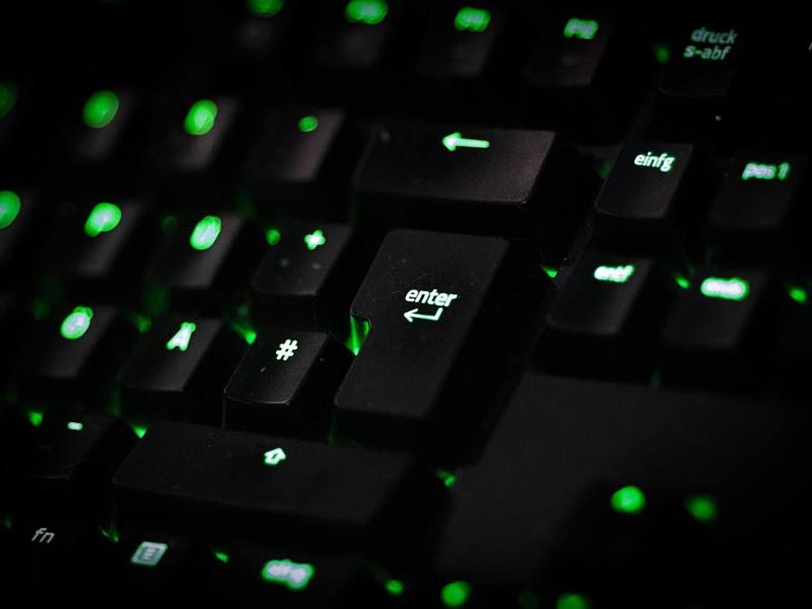 Fast 80 Prozent der Internet-Nutzer in Deutschland sind einer Umfrage zufolge zuletzt mit verschiedenen Arten von Online-Kriminalität in Berührung gekommen. Foto: Alexander Prautzsch/dpa-Zentralbild/dpa