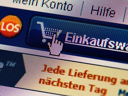 Einkaufswagen-Button Online Shop. Foto: Arno Burgi/zb/dpa