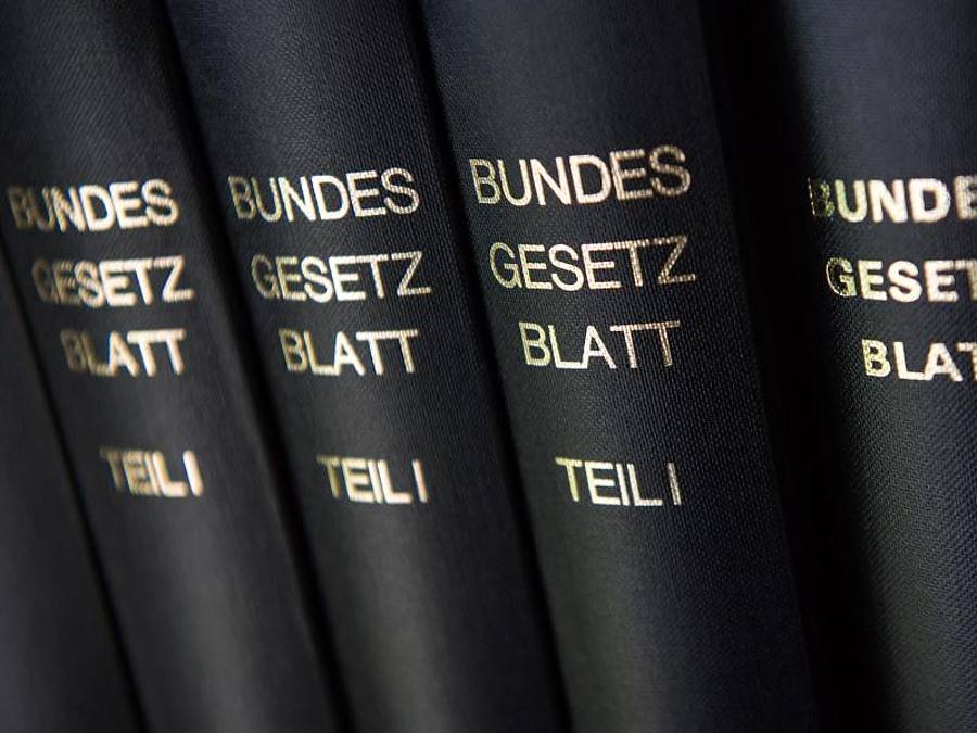 Bislang werden neue Gesetze im Bundesgesetzblatt verkündet. Für den vollständigen Ausbau der «eVerkündung» nennt die Bundesregierung keinen Zeitraum mehr. Foto: picture alliance / Peter Kneffel/dpa