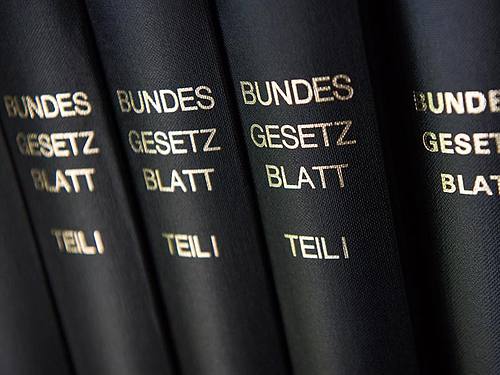 Bislang werden neue Gesetze im Bundesgesetzblatt verkündet. Für den vollständigen Ausbau der «eVerkündung» nennt die Bundesregierung keinen Zeitraum mehr. Foto: picture alliance / Peter Kneffel/dpa