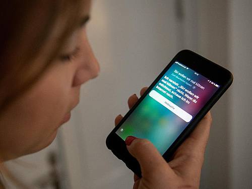 Apples Sprachassistentin Siri wird immer wieder dafür kritisiert, dass sie schlechter funktioniere als ihre Konkurrenten Google Assistant und Alexa von Amazon. Foto: Daniel Reinhardt