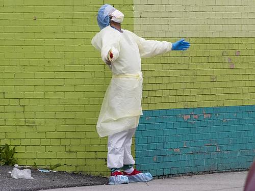 Ein Arzt im New Yorker Stadtteil Queens gönnt sich einen kurzen Moment der Ruhe. Foto: Mary Altaffer/AP/dpa