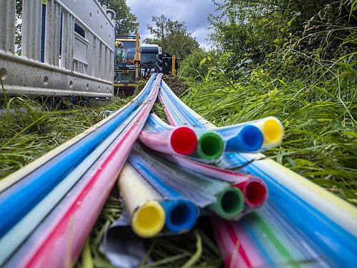 Leerrohre für das spätere Verlegen von Glasfaserkabeln für den Breitband-Internetausbau an einer Kreisstraße. Foto: Jens Büttner/dpa-Zentralbild/dpa