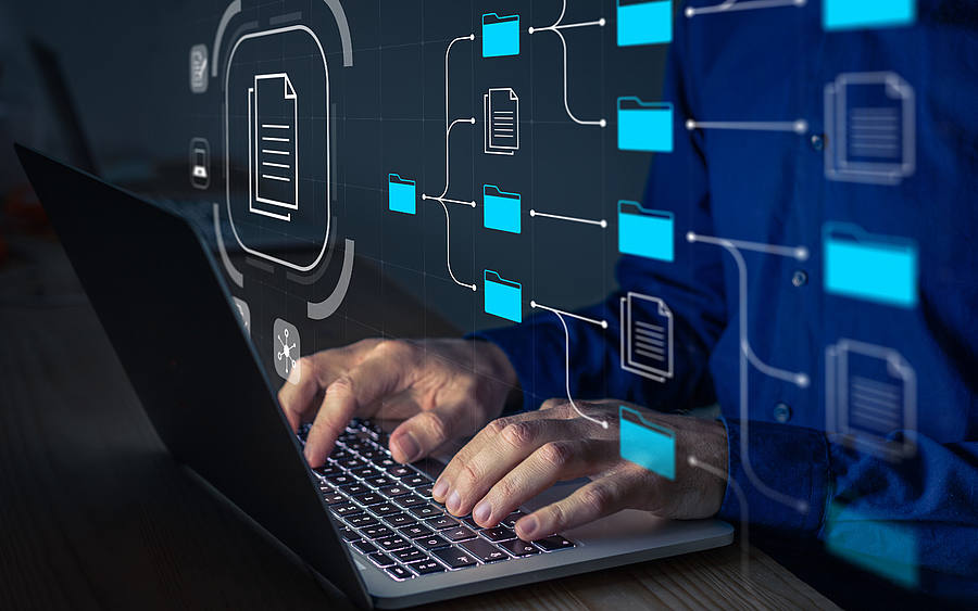 Laptop und digitale Akten