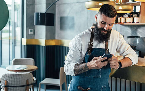 Mann in der Gastro