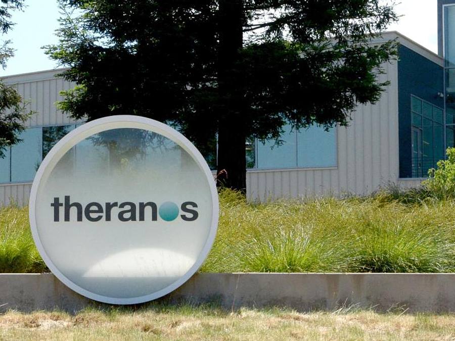 Das Logo des Start-ups Theranos in Palo Alto. Foto: Andrej Sokolow