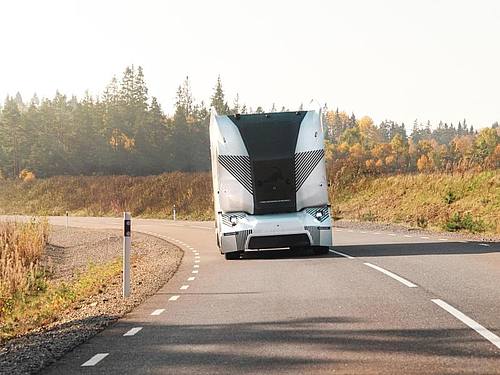 Ein ferngesteuerter Lastwagen der Firma Einride ist auf dem Testgelände AstaZero bei Göteborg unterwegs. 