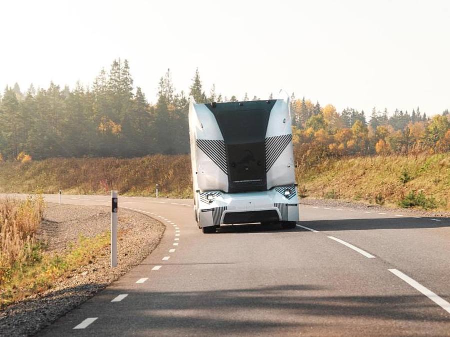 Ein ferngesteuerter Lastwagen der Firma Einride ist auf dem Testgelände AstaZero bei Göteborg unterwegs. 