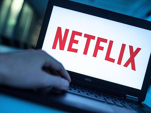 Jeder Zweite in Deutschland nutzt regelmäßig Streaming-Dienste wie beispielsweise Netflix. Foto: Alexander Heinl/dpa