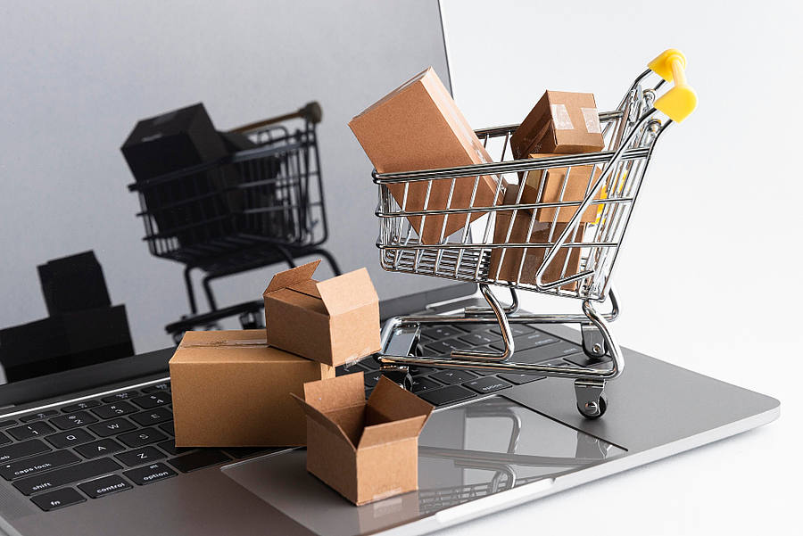 Laptop und Einkaufswagen