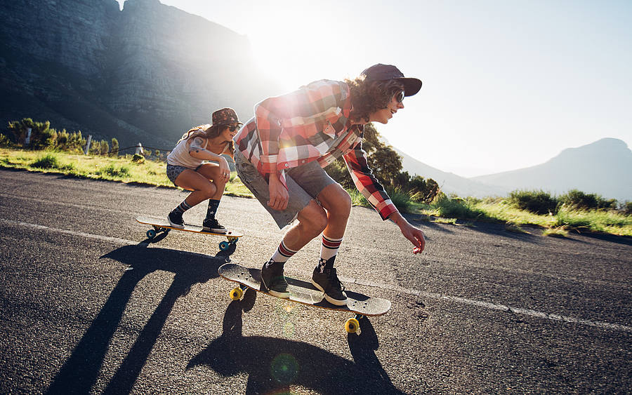 Zwei Skater in der Natur