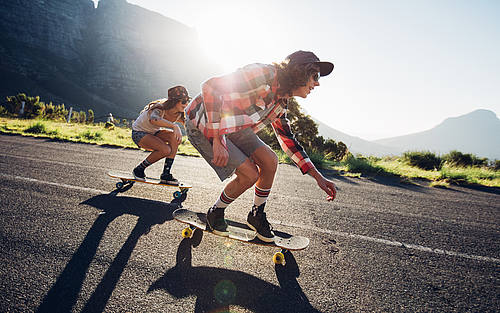 Zwei Skater in der Natur