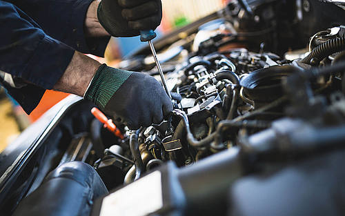 Schraubenzieher an Motor