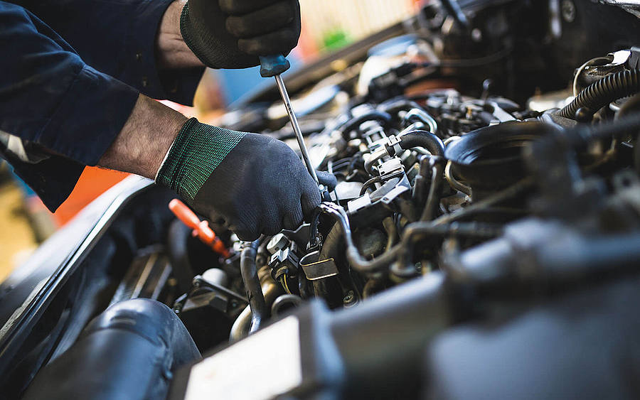 Schraubenzieher an Motor