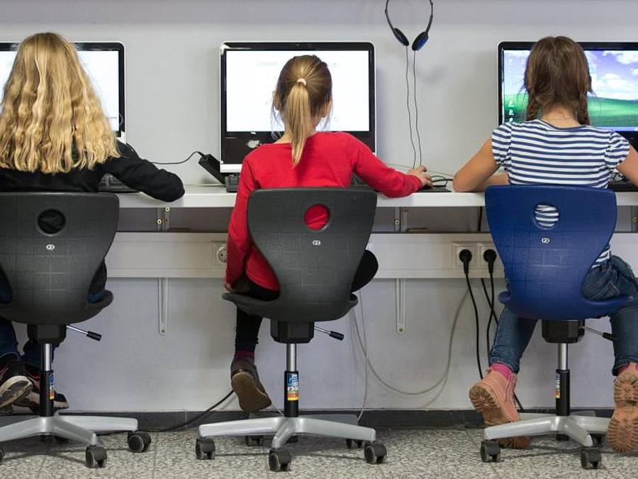 Schülerinnen arbeiten an Computern. Foto: Friso Gentsch/dpa