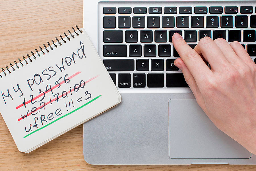 Laptop und aufgeschriebenes Passwort