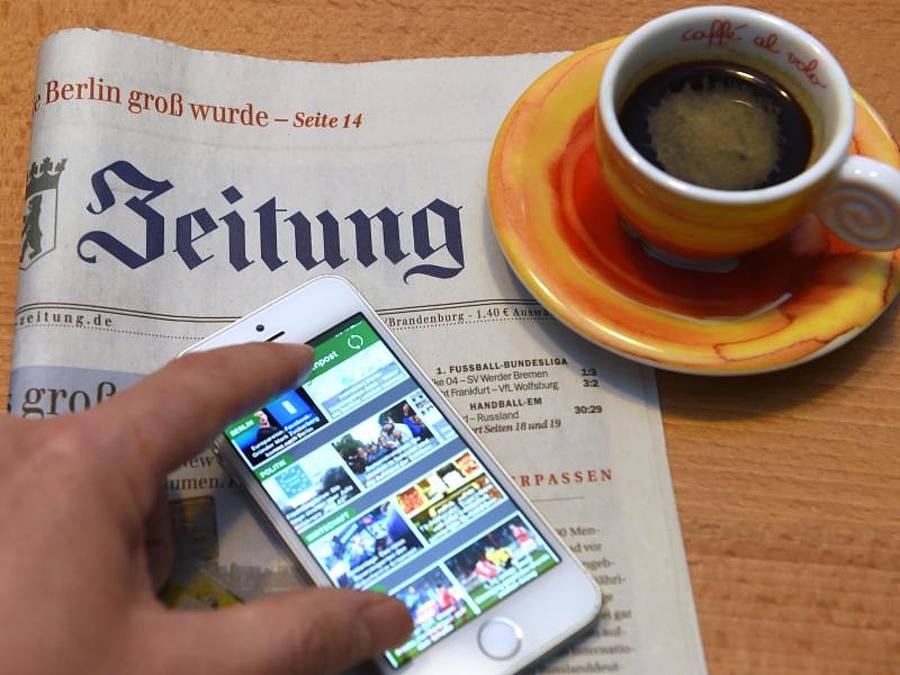 Espresso, Tageszeitung, Smartphone: Nachrichten online zu lesen. wird immer wichtiger. ((Foto: Jens Kalaene))