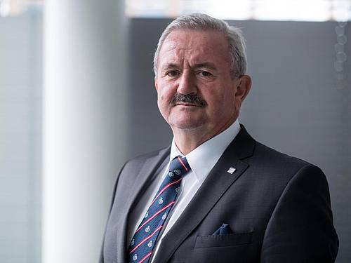 In dem Pilotprojekt der Fraunhofer-Gesellschaft komme die sogenannte Quantenkommunikation zum Einsatz, sagt Reimund Neugebauer, Präsident der Fraunhofer-Gesellschaft e.V. Foto: Bernd von Jutrczenka/dpa