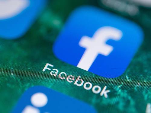 Facebook kämpft gegen diskriminierende Inhalte, Anstößiges und Falschnachrichten - nach eigenen Regeln. Foto: Fabian Sommer/dpa