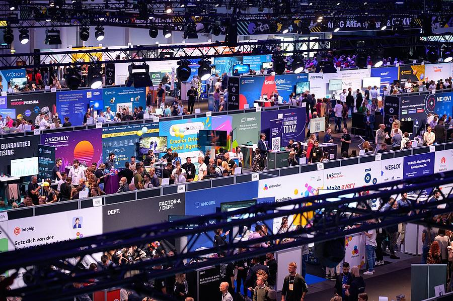 Stände in der Start-Up-Halle der Digitalmesse OMR