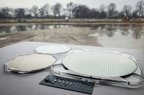 Ein 300-Millimeter-Wafer (r) zur Chipproduktion liegt neben einem kleineren Modell