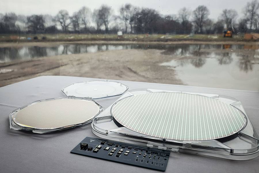 Ein 300-Millimeter-Wafer (r) zur Chipproduktion liegt neben einem kleineren Modell